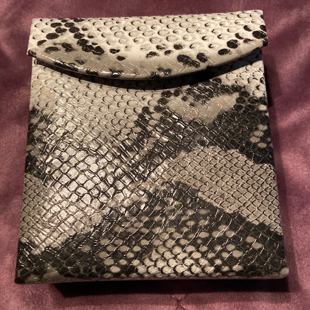 Portable jewelry box